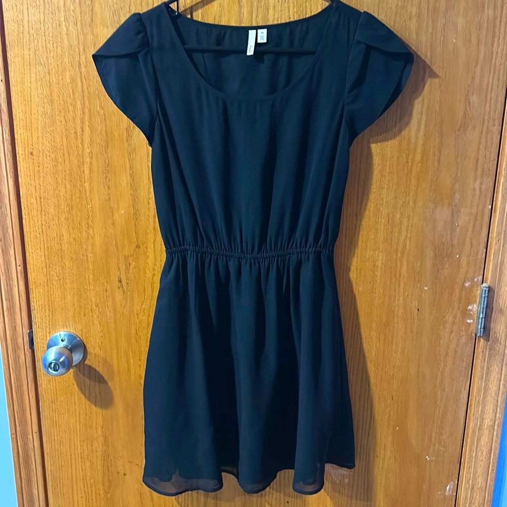 Black women’s xsmall elastic waist dress. Pockets on sides. Lined top & bottom.
